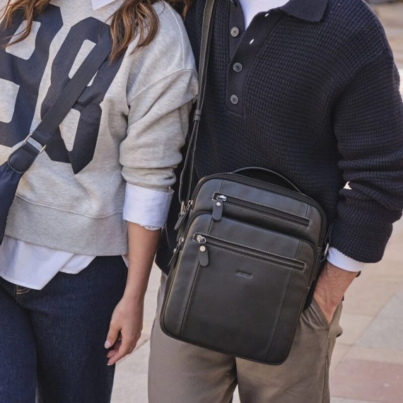 Bolsa de Tiracolo c/ Asa de Mão MATTIES Pioneer Leather Preta | Ref. 132.4034520